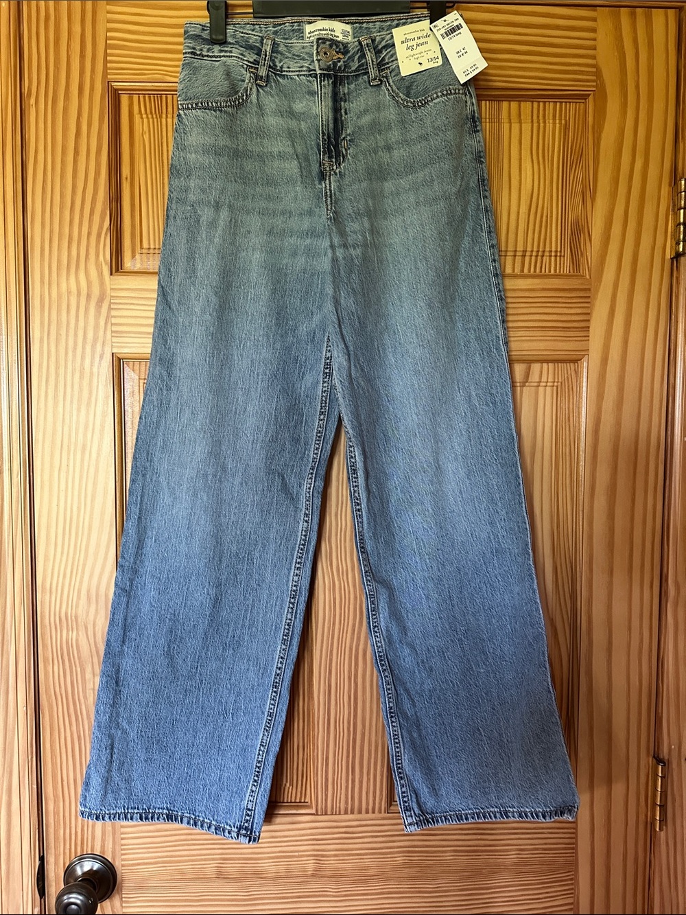 Abercrombie girls Light Wash ultra Wide Leg Jeans 13/14 Long. NWT